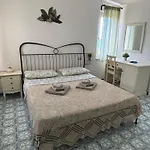 La Marinella Oda ve Kahvaltı 3*